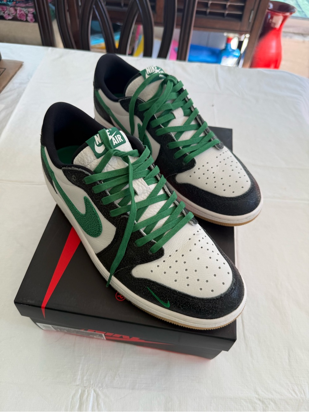 Nike Low-Top Sneakers in White, Black & Green